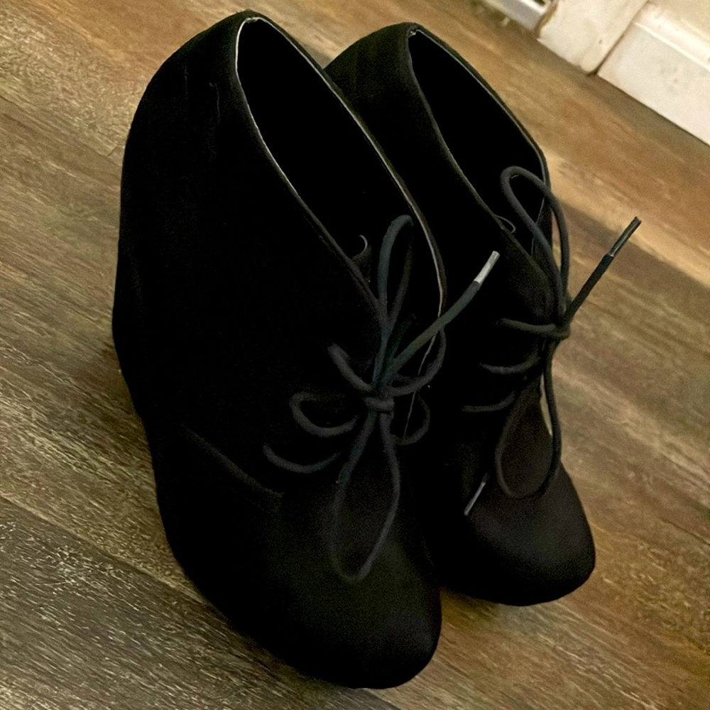 Black booties closed toe size 7.5